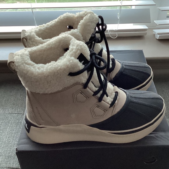 Sorel Women's Out N About IV Chillz Waterproof Booties, size 8.5 - Picture 1 of 11